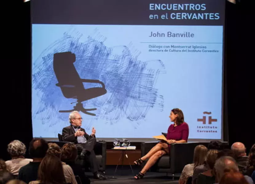 El escritor irlandés John Banville participó en el ciclo «Encuentros en el Cervantes»