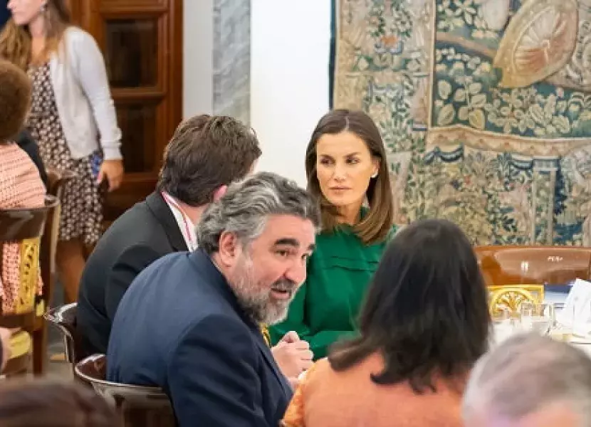 La reina Letizia conversa con Luis García Montero