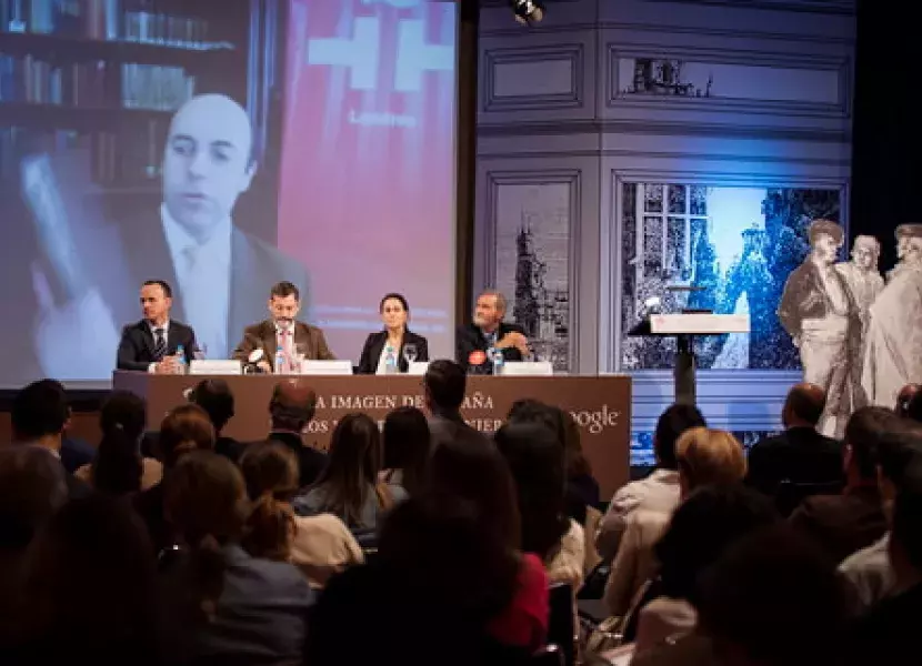 En la pantalla grande de la imagen, Julio Crespo, director del Instituto Cervantes de Londres