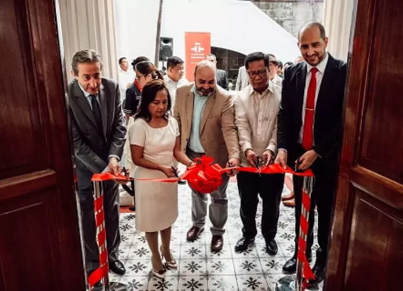 Cortando la cinta inaugural