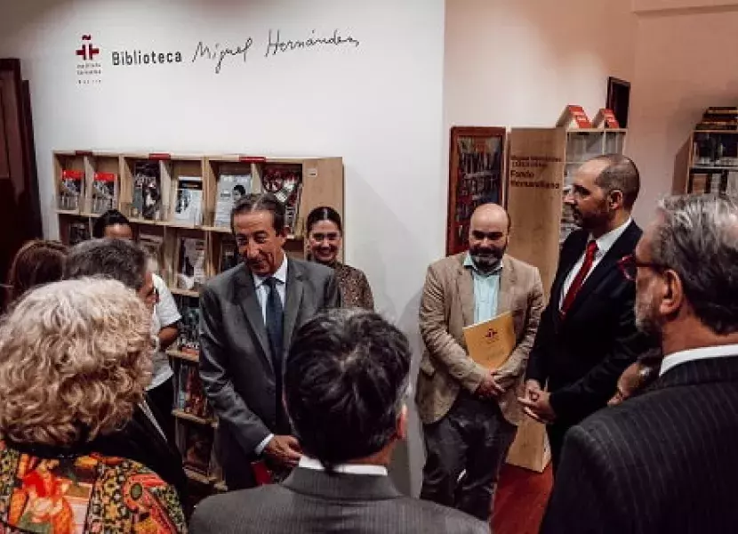 Charlando en la Biblioteca Miguel Hernández