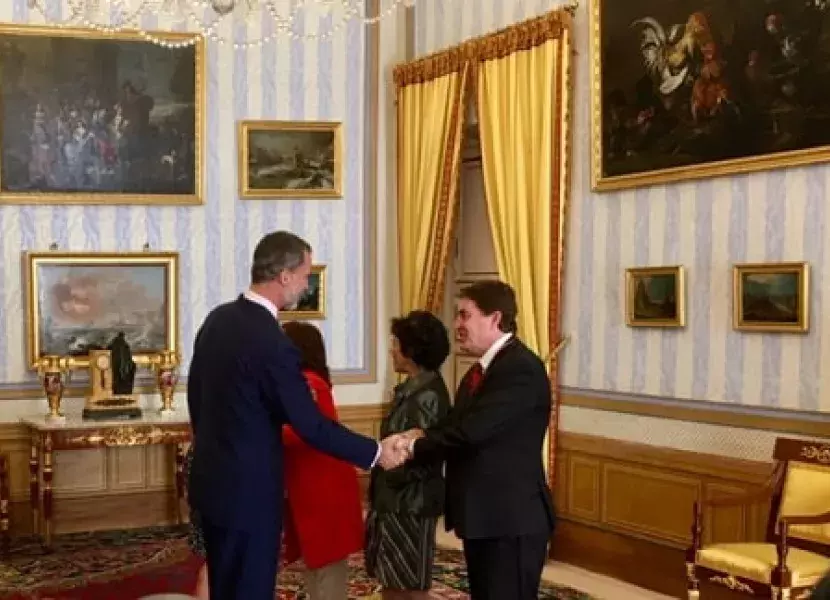 El Rey recibe el saludo del director del Instituto Cervantes