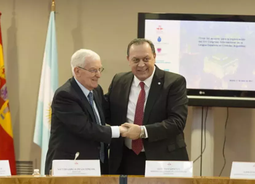 Sellan con un abrazo la rúbrica del convenio