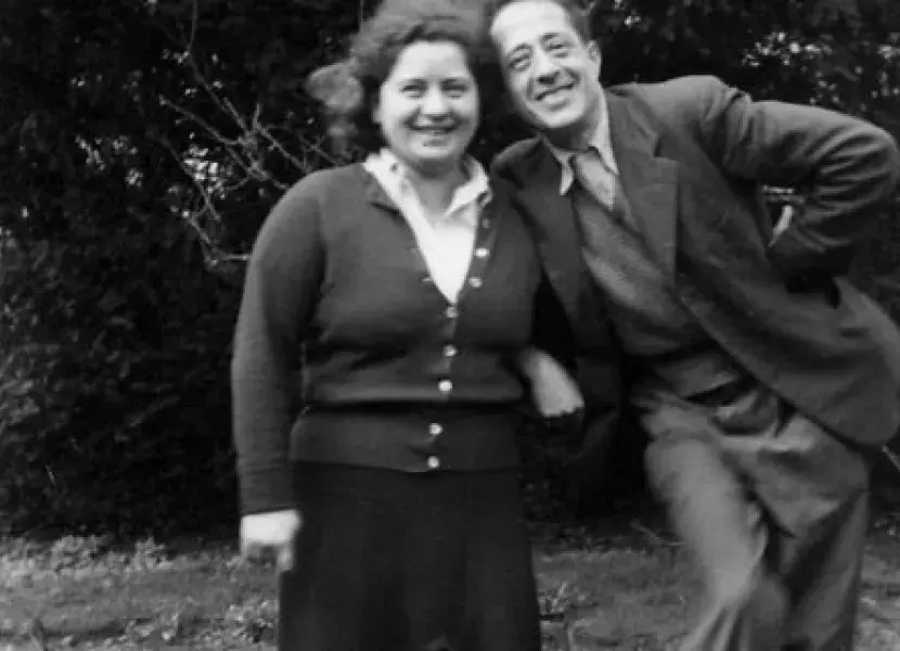 Arturo e Ilsa Barea en el jardín de su casa de Faringdon