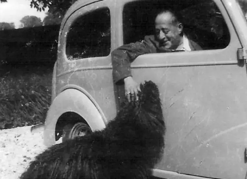 Arturo Barea con su perro