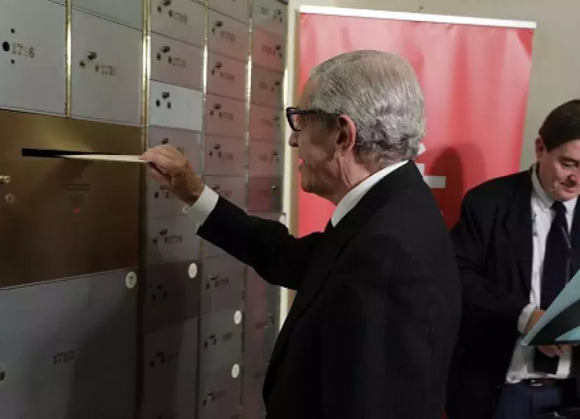 Braulio Medel, introduciendo cartas en el «Buzón machadiano»