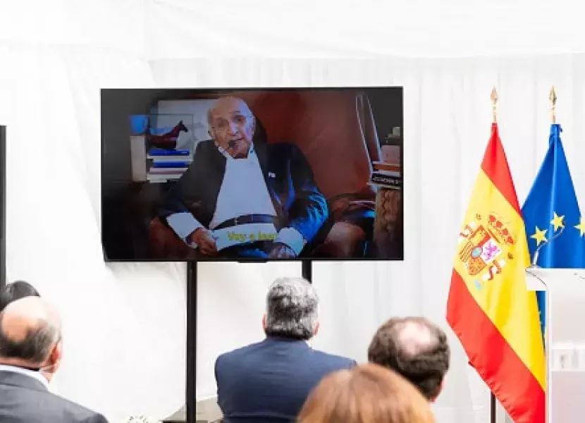 Proyección de una grabación de Francisco Brines