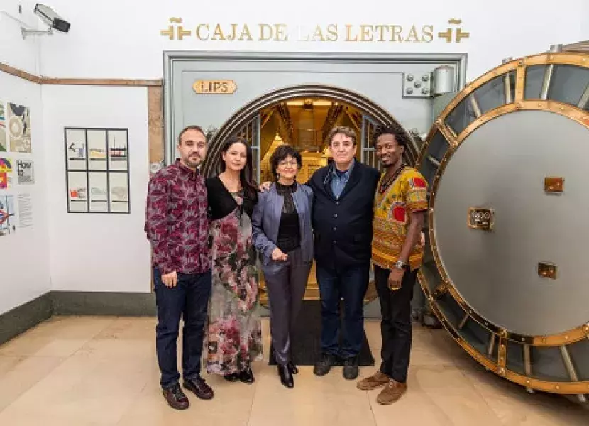 Foto de familia delante de la puerta de la Caja de las Letras