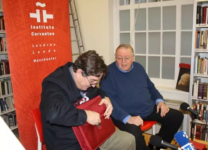 El libro de Paul Preston viajará a Madrid en un maletín rojo custodiado por Luis García Monter