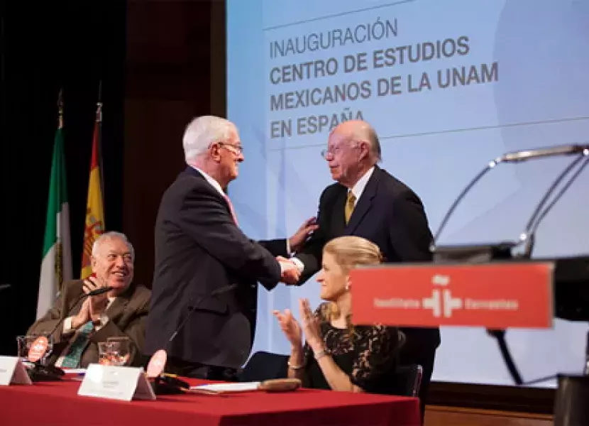 El director del Instituto Cervantes y el rector de la UNAM se saludan amistosamente