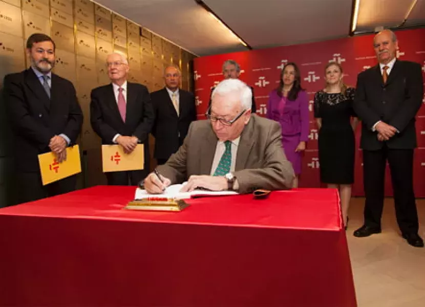 El ministro de Asuntos Exteriores español, José Manuel García-Margallo, firma en el Libro de Honor