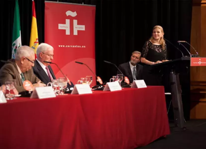 Alicia Mayer se dirige a las personalidades de la mesa durante la inauguración