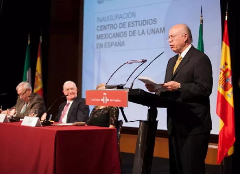 El rector de la UNAM, José Narros, durante su intervención