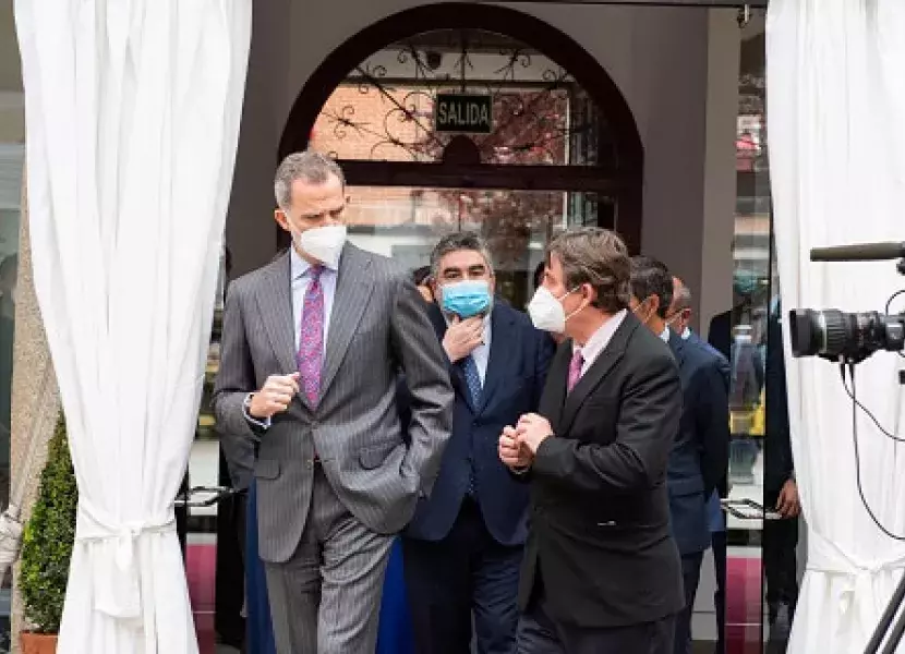 Luis García Montero hablando con el Rey