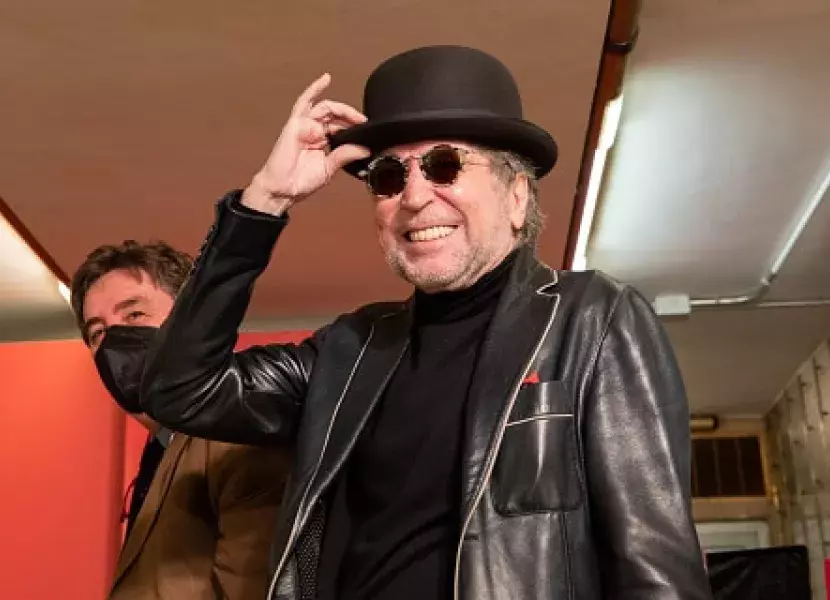 Joaquín Sabina sonríe tras colocarse el bombín inglés