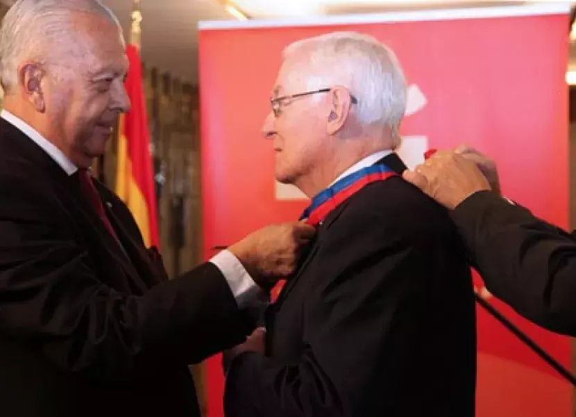 El director del Instituto Cervantes recibe de manos del embajador de Chile en España la Orden de Bernardo O`Higgins