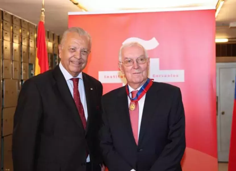 El director del Instituto Cervantes tras recibir de manos del embajador de Chile en España la Orden de Bernardo O`Higgins