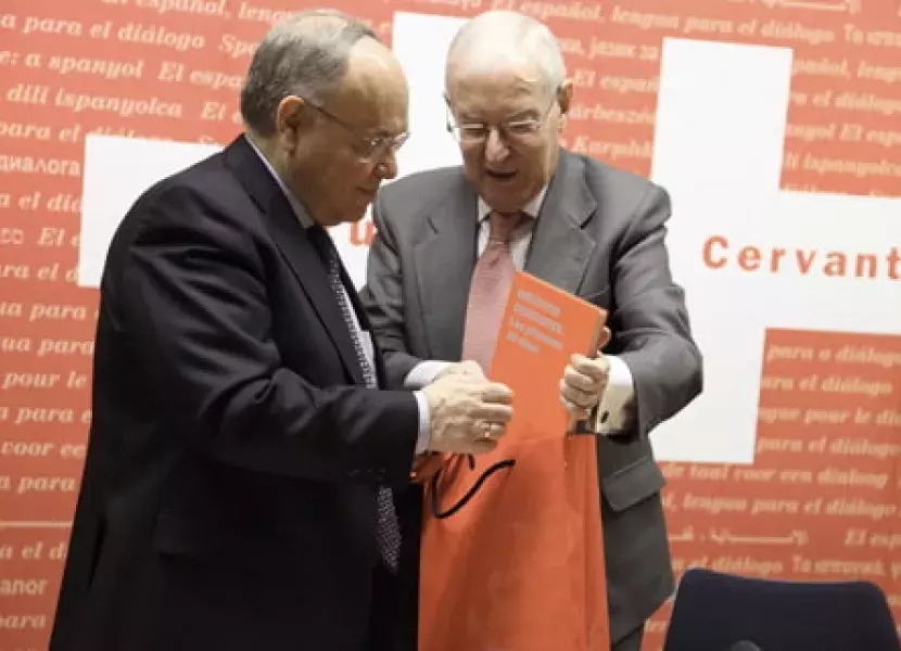Víctor García de la Concha obsequia a César Nombela