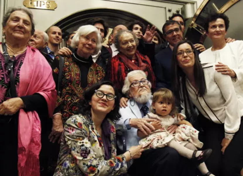 El escritor mexicano posa con toda su familia