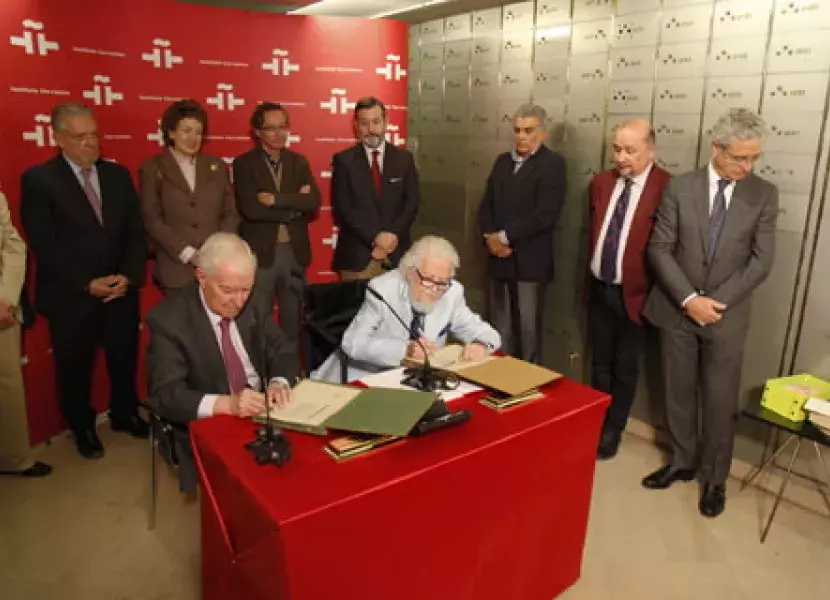 Firmando los diplomas que acreditan la entrega del legado