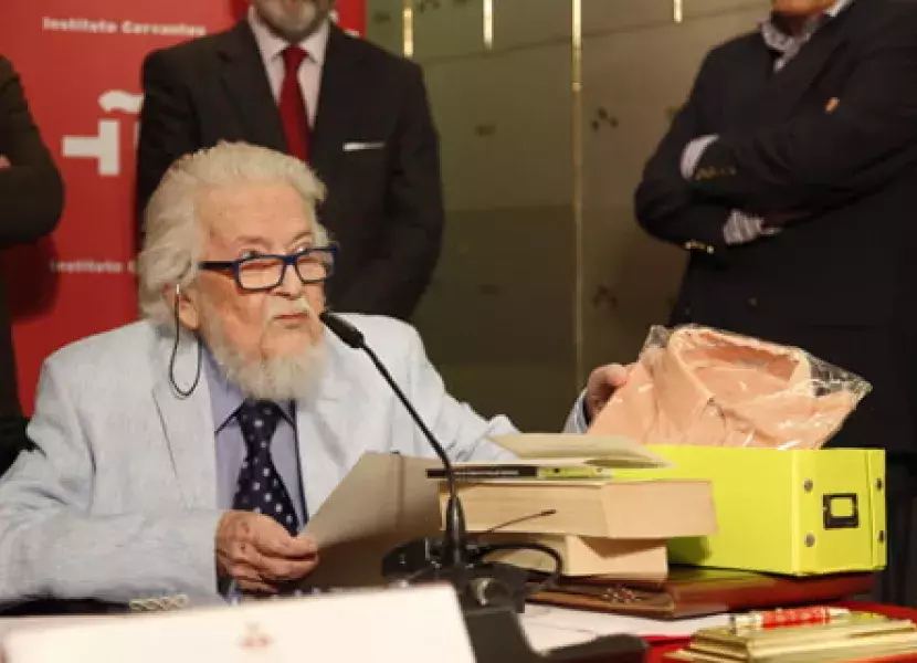 Fernando del Paso muestra la camisa que ha legado a la Caja de las Letras