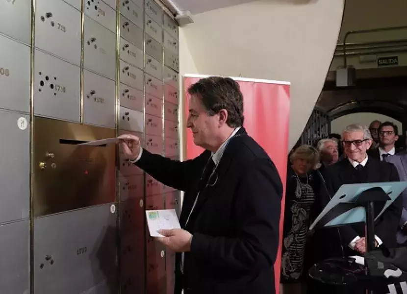 Luis García Montero, introduciendo cartas en el «Buzón machadiano»