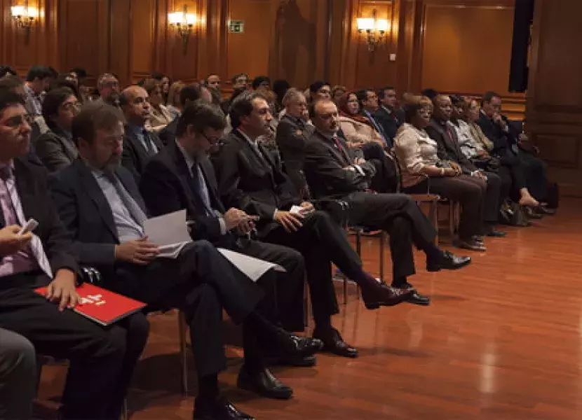 Autoridades y público asistente a la presentación del libro