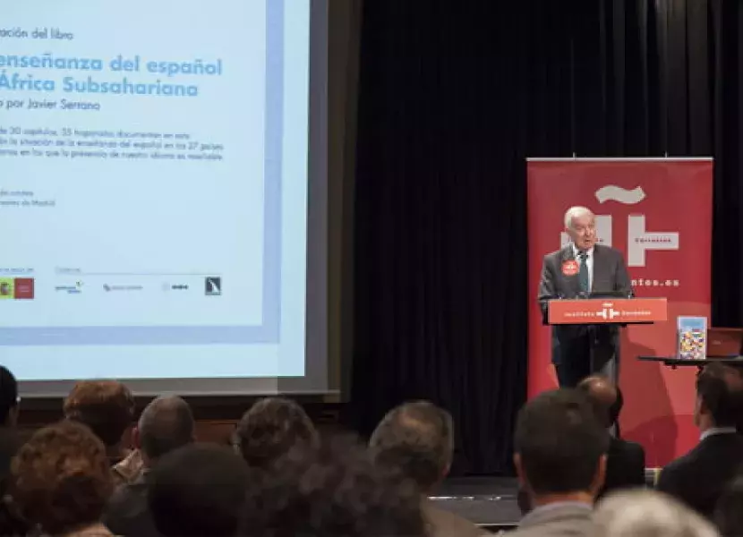 Víctor García de la Concha dirigiéndose a los asistentes