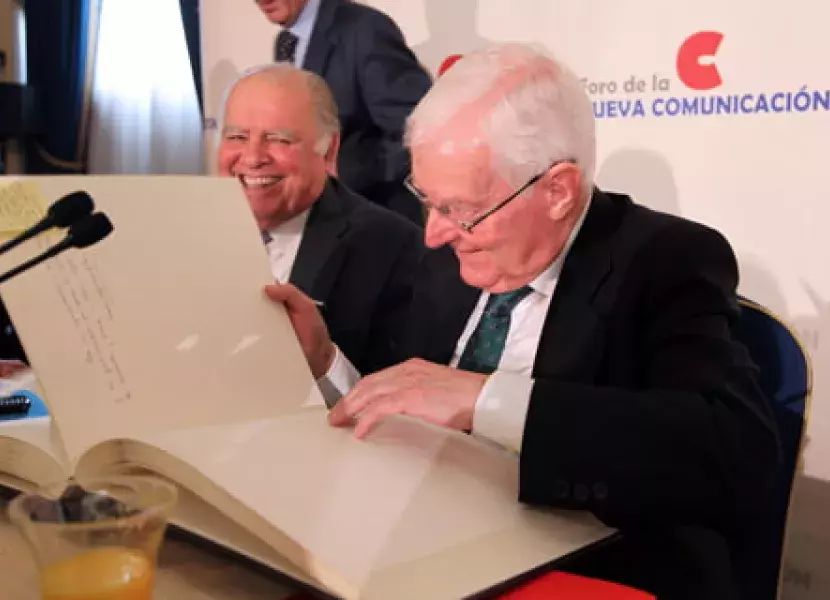 El director del Instituto Cervantes y el Secretario General Iberoamericano conversan tras finalizar el acto