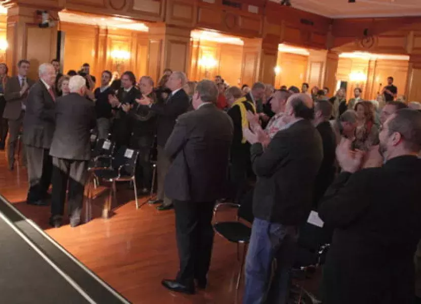 Enrique Loewe recibe el aplauso de los poetas y todos los asistentes al acto