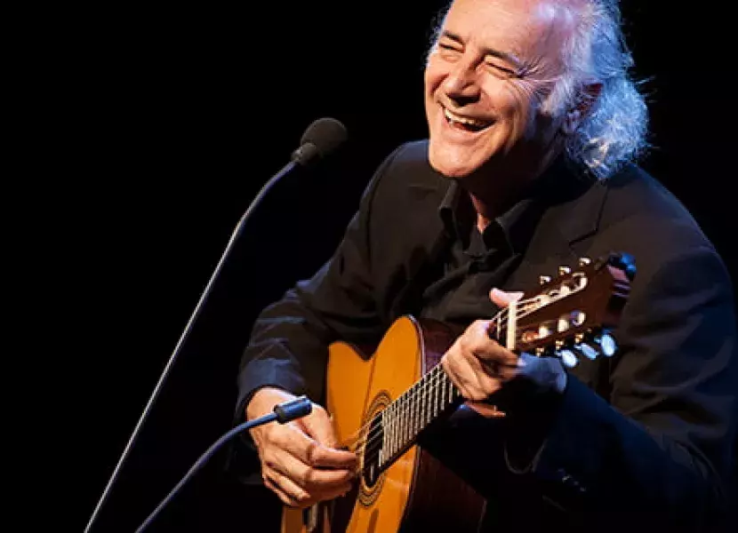 El cantautor Amancio Prada en un momento de su concierto