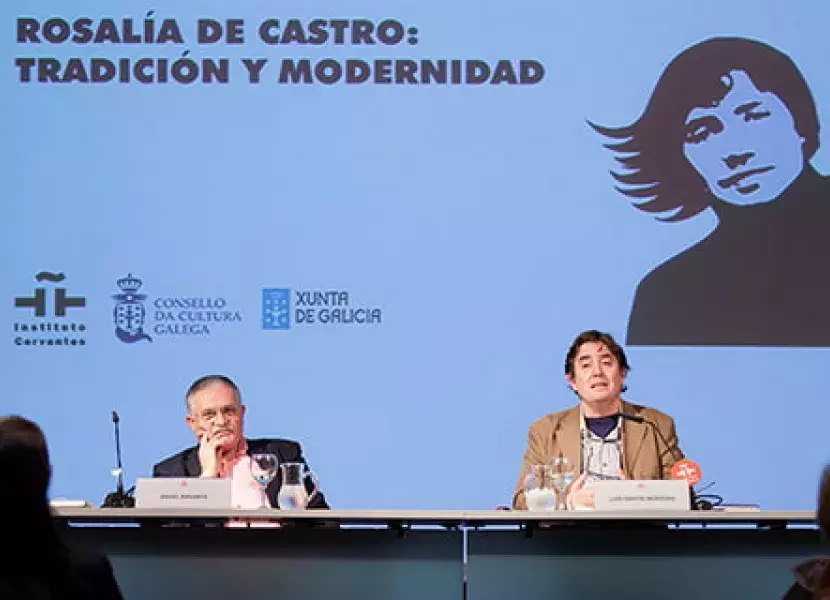 El coordinador del ciclo, Ángel Basanta, y el poeta Luis García Montero