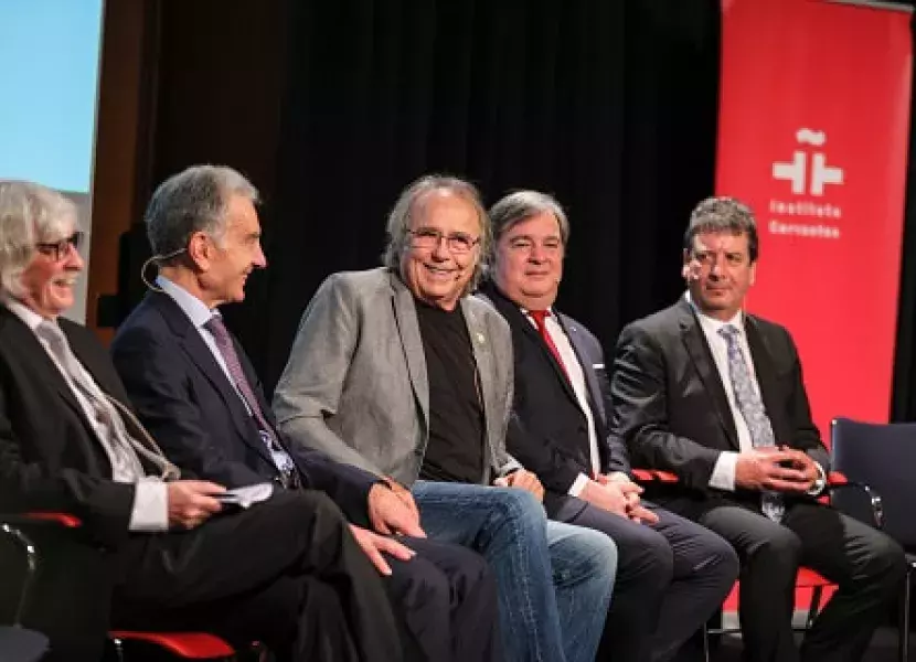 Joan Manuel Serrat, junto a cuatro de los músicos y humoristas argentinos