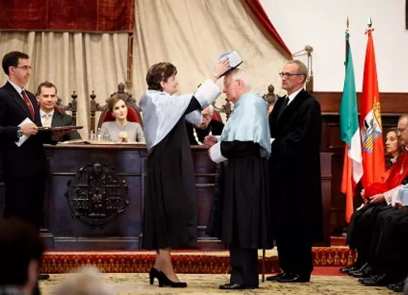 Víctor García de la Concha recibe el birrete de doctor de manos de María Ángeles Pérez López