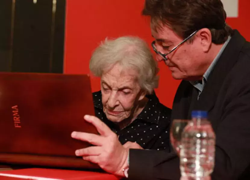 Vitale firma en el Libro de Honor del Instituto Cervantes