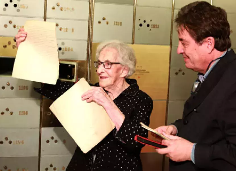 La poeta uruguaya Ida Vitale muestra el manuscrito