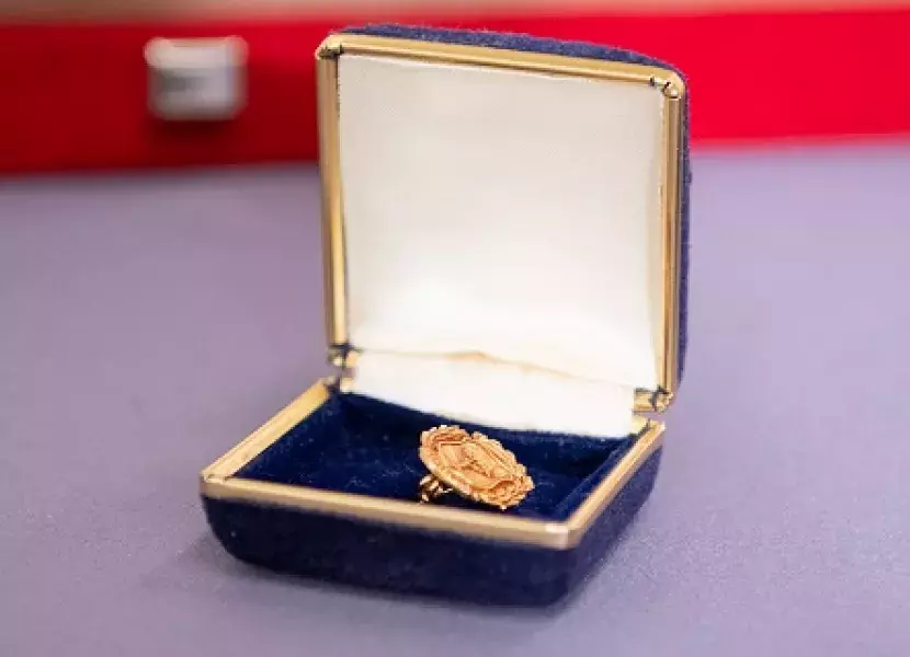 Insignia de oro