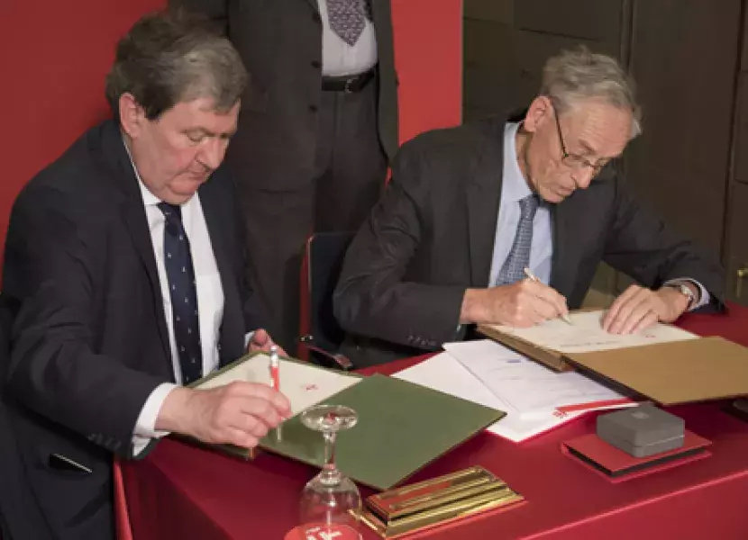 John H. Elliott firmando en el libro de honor