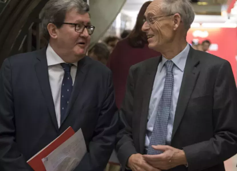 Juan Manuel Bonet y John H. Elliott conversando