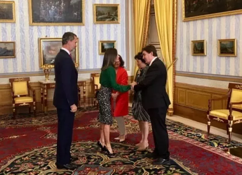 La Reina saludo al director del Instituto Cervantes