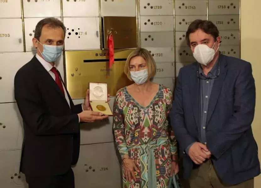 El ministro de Ciencia e Innovación, Pedro Duque, muestra la medalla del Nobel de Medicina 1906 de Santiago Ramón y Cajal