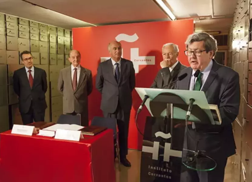 El director del Instituto Cervantes elogió las novelas de Mendoza