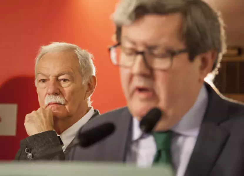 Eduardo Mendoza, pensativo en la imagen