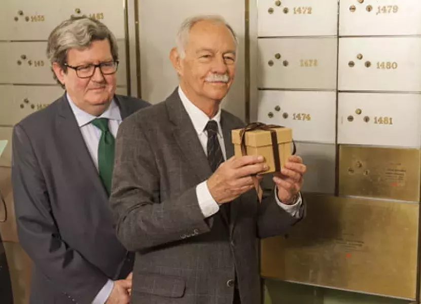Eduardo Mendoza con el objeto secreto que deja en la caja número 1484