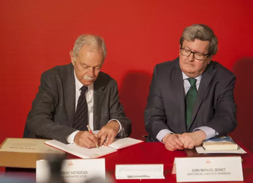 Eduardo Mendoza firma en el Libro de Honor