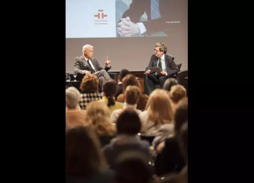 Coloquio del director del Instituto Cervantes con Eduardo Mendoza
