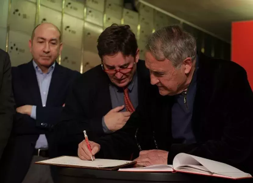 El escritor Vicente Molina Foix, tras la firma del legado en la Caja de las Letras