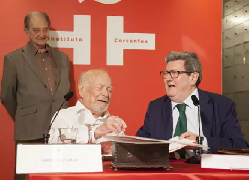 Escribiendo en el libro de honor