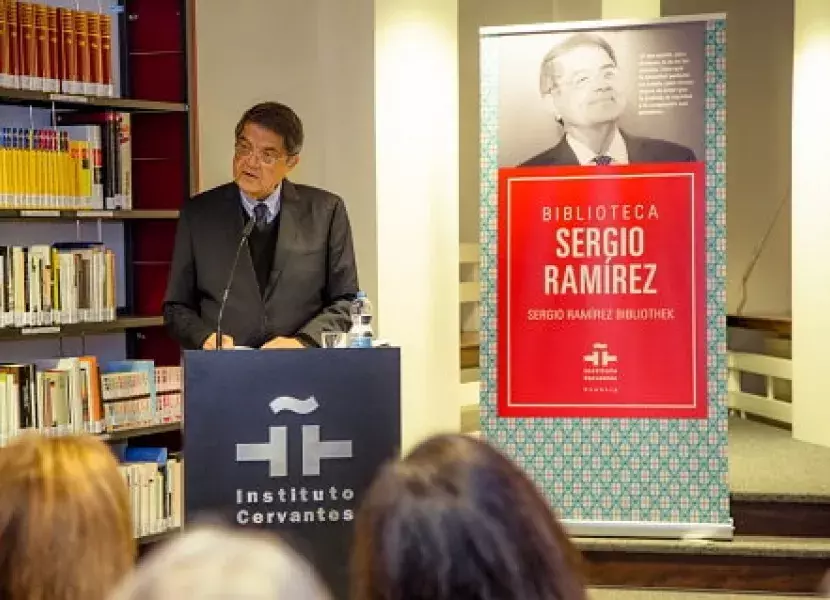 Sergio Ramírez presentando su novela