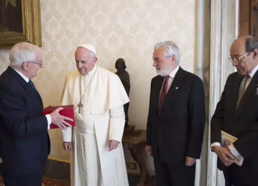 El Papa fue obsequiado con un ejemplar de la edición de El Quijote
